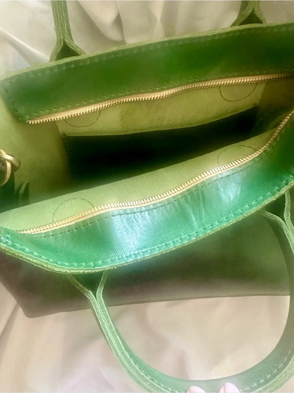 NEW Portland Leather large Raindrop Crossbody. - Picture 3 of 7